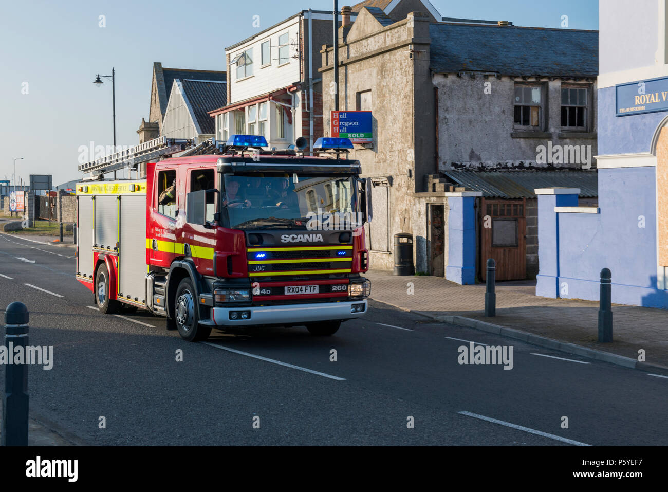 Immagine di un motore Fire, Wiltshire e Dorset Vigili del fuoco su un invito a partecipare a una situazione di emergenza. Immagine presa Luglio 2013 a Portland, Dorset. Foto Stock