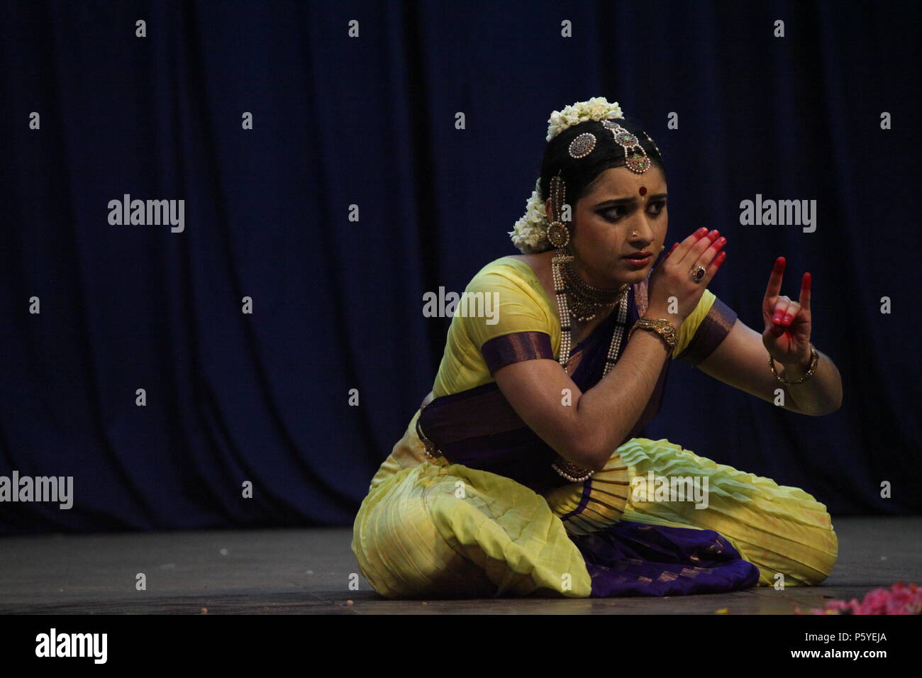 Bharathya natyam è uno dei classici forme di danza di india dallo Stato Tamil Nadu.it è popolare non solo in India ma per il mondo intero Foto Stock