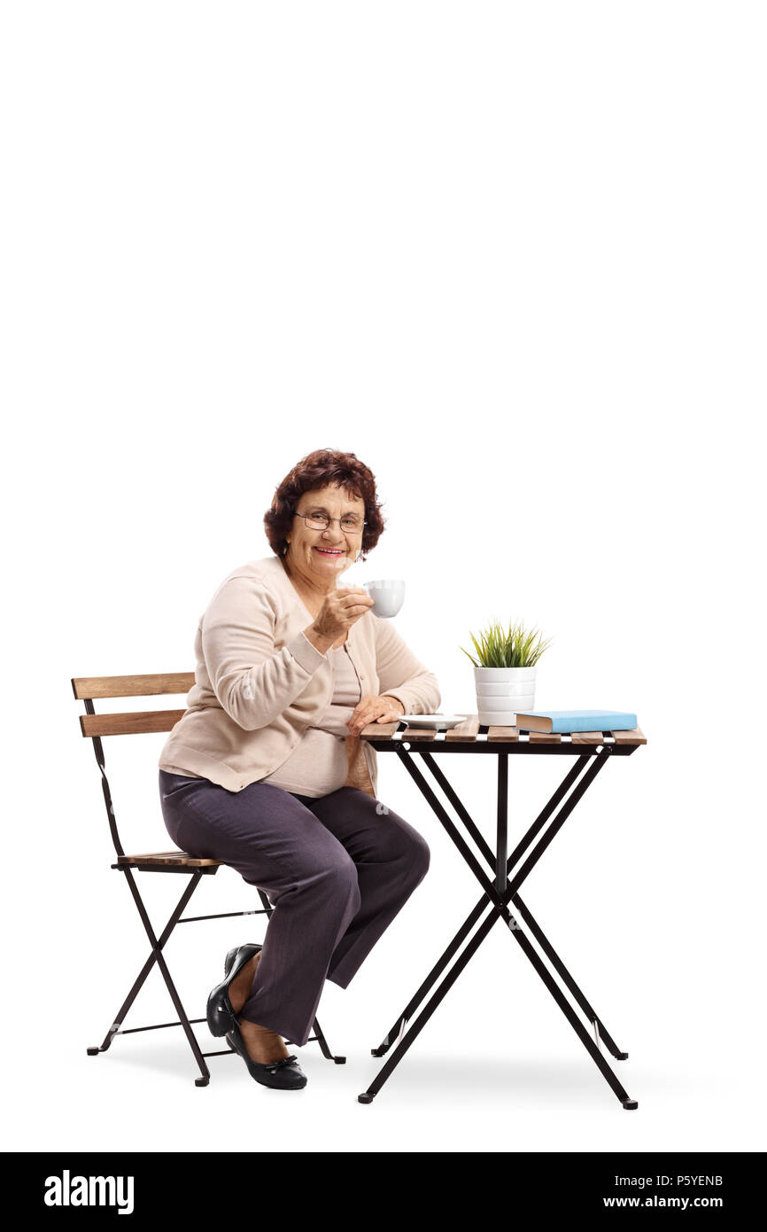 Donna matura seduti ad un tavolo da caffè isolato su sfondo bianco Foto Stock
