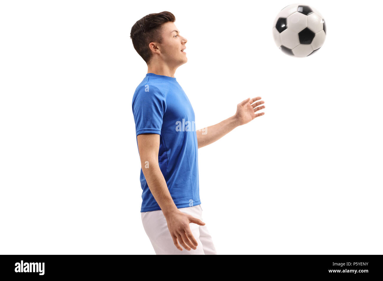 Teenage giocatore di calcio con un pallone da calcio isolati su sfondo bianco Foto Stock