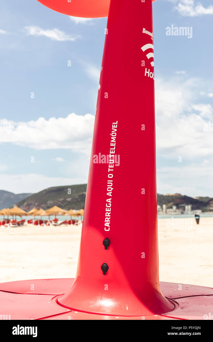 Giugno 21st, 2018 Bico das Lulas Beach, Troia, Portogallo - un caffè Buondi pubblicità spot wifi e stazione di carica Foto Stock