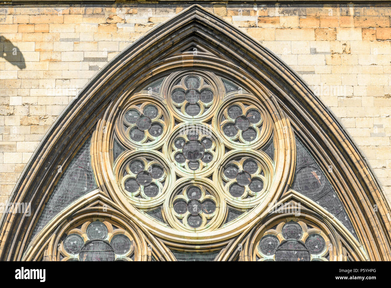 Esterno dell'east end finestra alla cattedrale medievale, Lincoln, Inghilterra. Foto Stock