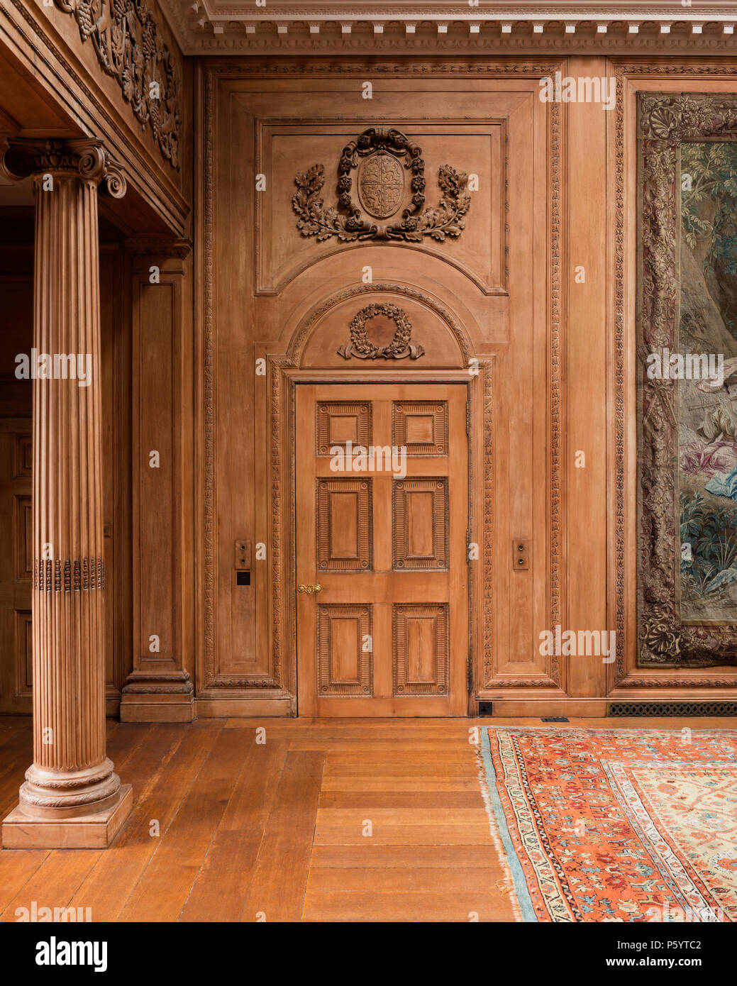 Chiusa la porta di legno dal pilastro Foto Stock