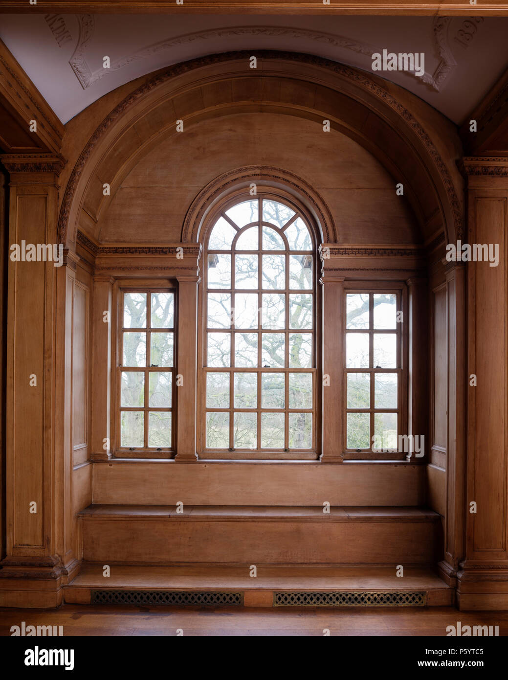 Le finestre chiuse sotto arco in legno Foto Stock