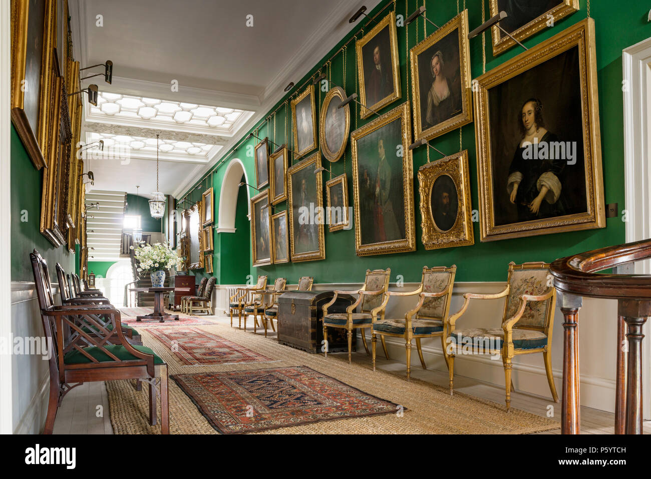 Dipinti e sedie in Edwardian corridoio Foto Stock