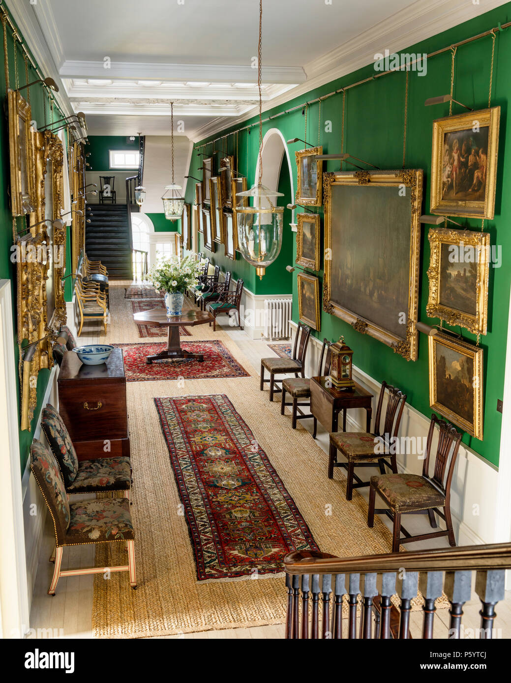 Dipinti e sedie in Edwardian corridoio Foto Stock
