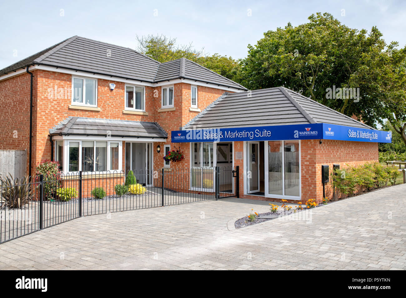 Ufficio vendite e show home a Wain nuove case di sviluppo di alloggiamento in Blackpool Lancashire Foto Stock