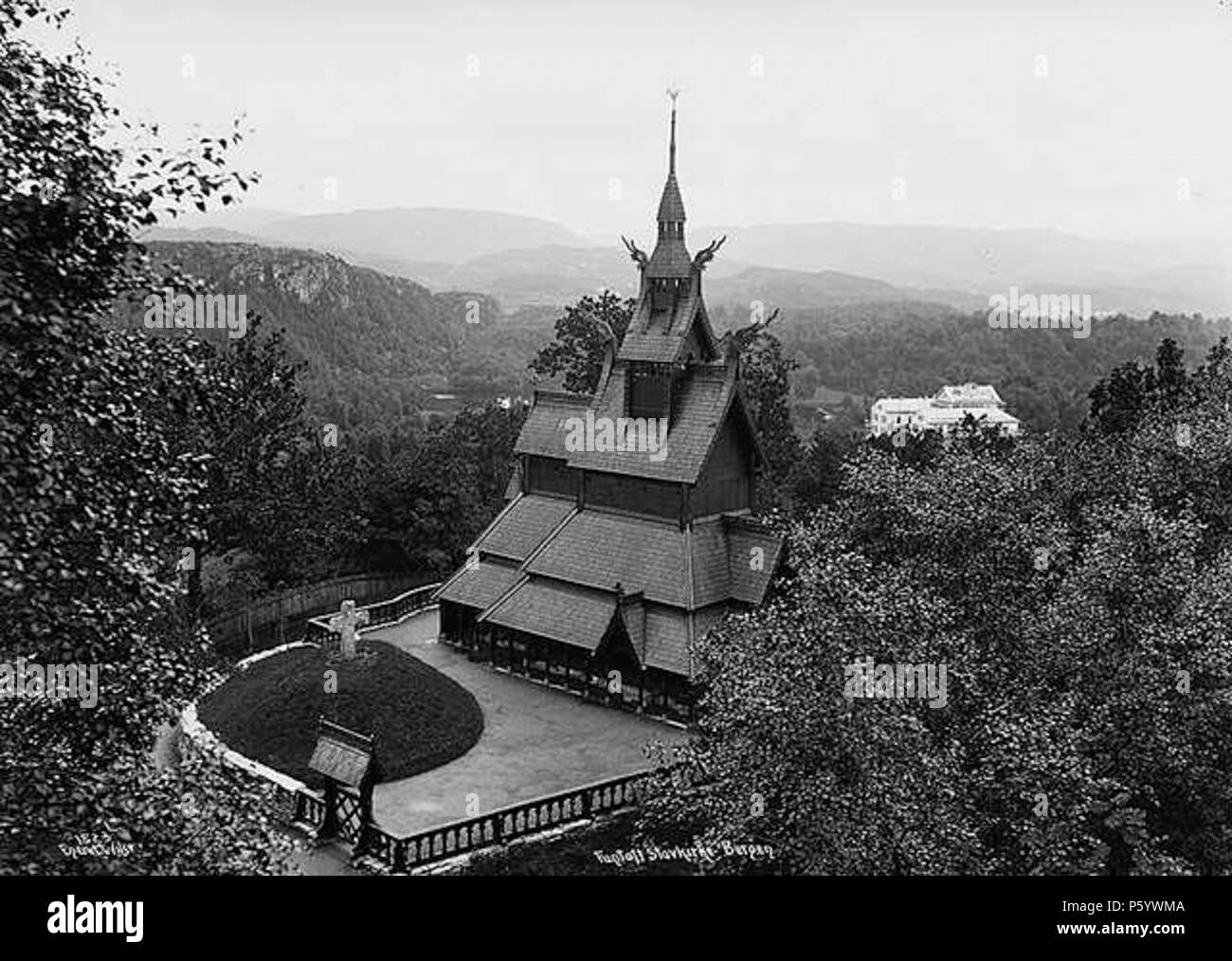 N/A. Fantoft stavkyrkje (Fantoft doga chiesa Fantoft, Bergen kommune, Hordaland fylke, Norvegia). La foto è stata scattata nel periodo 1880 - 1890. Il 6 giugno 1992 la chiesa fu completamente distrutto da un incendio doloso. La ricostruzione di una copia esatta della chiesa è stata prontamente avviato, e infine completato nel 1997. Tra il 1880 e il 1890. Axel Lindahl (1841-1906) nomi alternativi Axel Theodor Lindahl Descrizione fotografo Norwegian-Swedish Data di nascita e morte 27 Luglio 1841 11 dicembre 1906 Luogo di nascita Mariestad sede di lavoro in Svezia e Norvegia competente controllo : Q792251 VIAF:73659895 ISNI Foto Stock