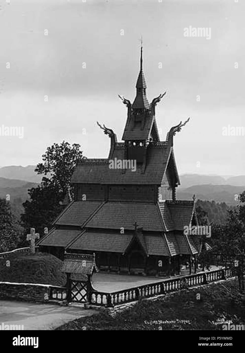 N/A. Fantoft stavkyrkje (Fantoft doga chiesa Fantoft, Bergen kommune, Hordaland fylke, Norvegia). La foto è stata scattata nel periodo 1880 - 1890. Il 6 giugno 1992 la chiesa fu completamente distrutto da un incendio doloso. La ricostruzione di una copia esatta della chiesa è stata prontamente avviato, e infine completato nel 1997. Tra il 1880 e il 1890. Axel Lindahl (1841-1906) nomi alternativi Axel Theodor Lindahl Descrizione fotografo Norwegian-Swedish Data di nascita e morte 27 Luglio 1841 11 dicembre 1906 Luogo di nascita Mariestad sede di lavoro in Svezia e Norvegia competente controllo : Q792251 VIAF:73659895 ISNI Foto Stock