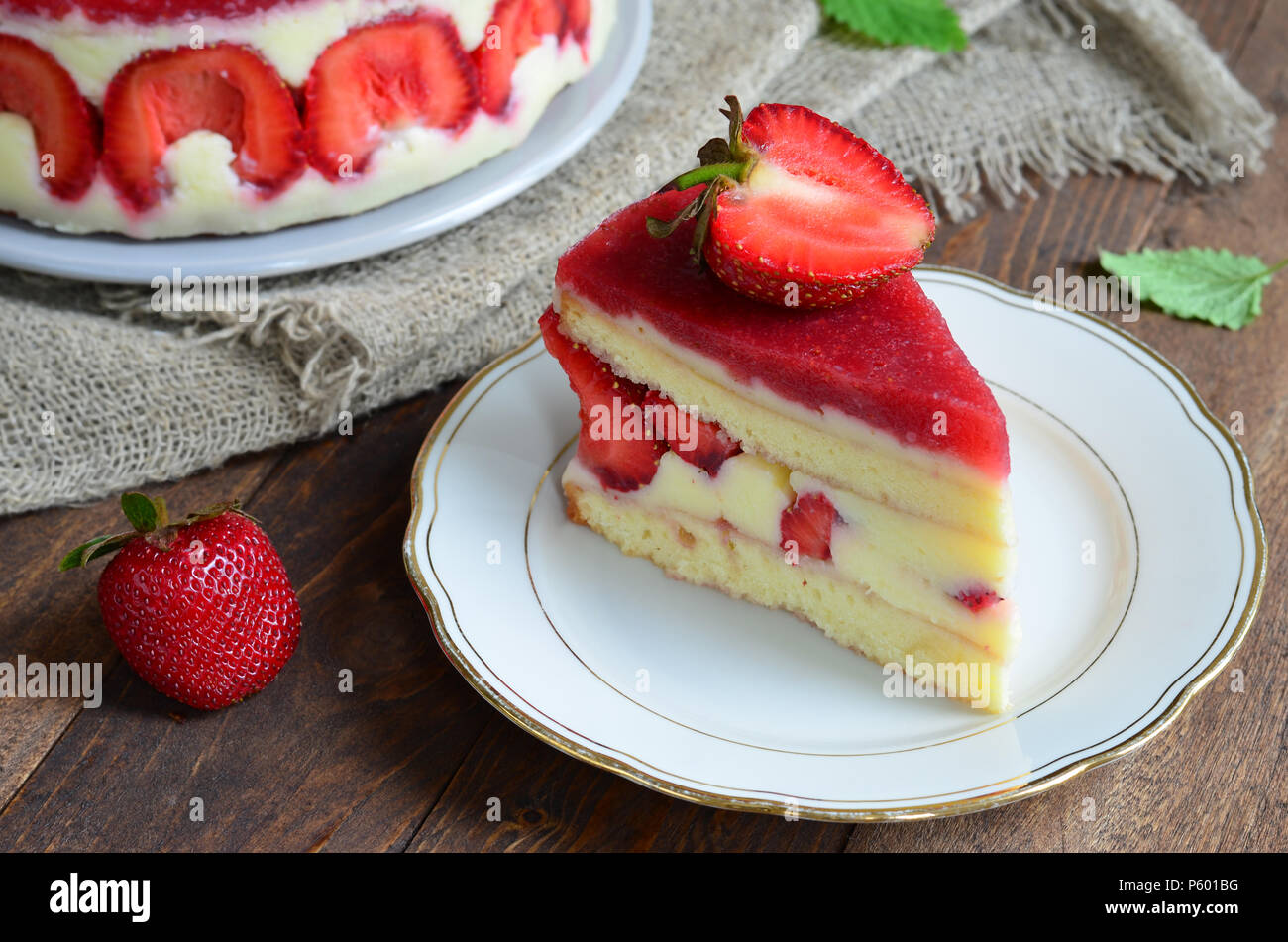 La torta di fragole, torta Fraisier su sfondo di legno Foto Stock