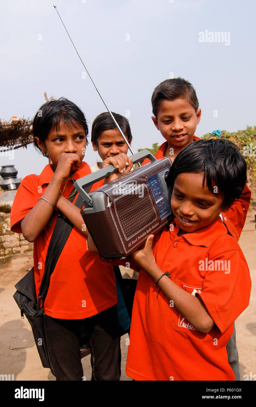 INDIA, Madhya Pradesh , i bambini con radio in villaggio Foto Stock