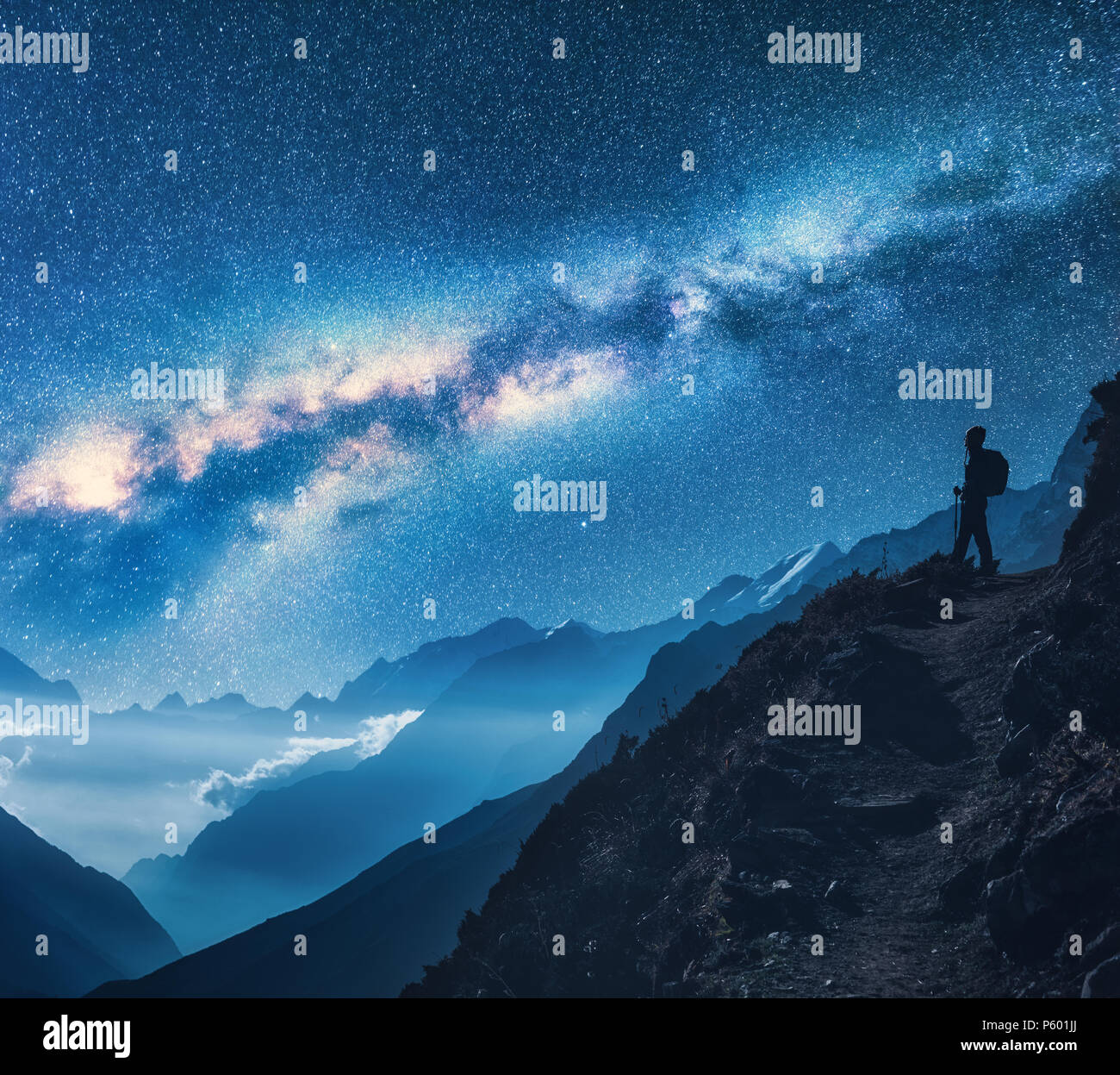 Via Lattea, ragazza e le montagne. Silhouette di donna in piedi sul picco di montagna, le montagne e il cielo stellato di notte in Nepal. Cielo con le stelle. Il Trekking Foto Stock