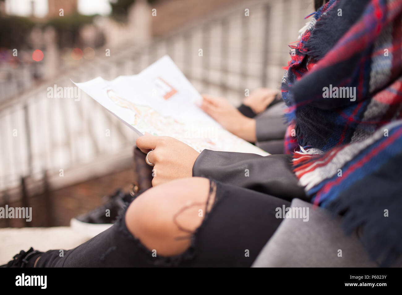 Tanga caucasica donna prendendo una pausa e mappa di lettura al di fuori della città. Foto Stock