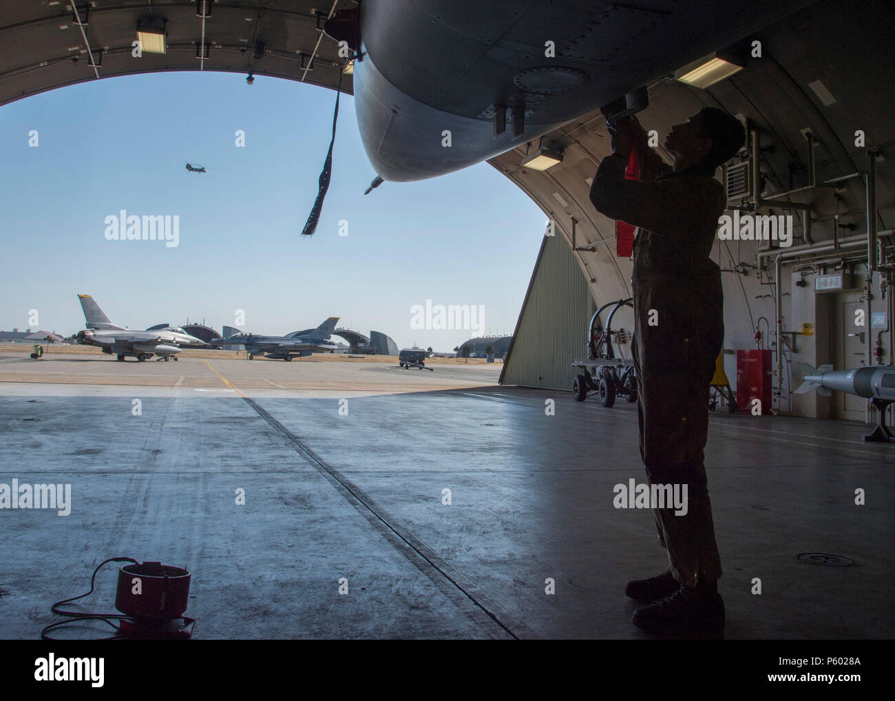 Stati Uniti Air Force Senior Airman Kyle Lacy, un capo equipaggio con il trentacinquesimo squadrone Manutenzione, luoghi coperture di sonda su di un F-16 Fighting Falcon durante una operazione di pompaggio a Misawa combatté Air Base, Giappone, 5 aprile 2016. Equipaggio capi eseguire la post-volo ispezioni per garantire la F-16 resta in grado di eseguire la soppressione del nemico la difesa aerea tattica. Lacie saluta da Eldorado, Arkansas. (U.S. Air Force foto di Airman 1. Classe Jordyn Fetter) Foto Stock