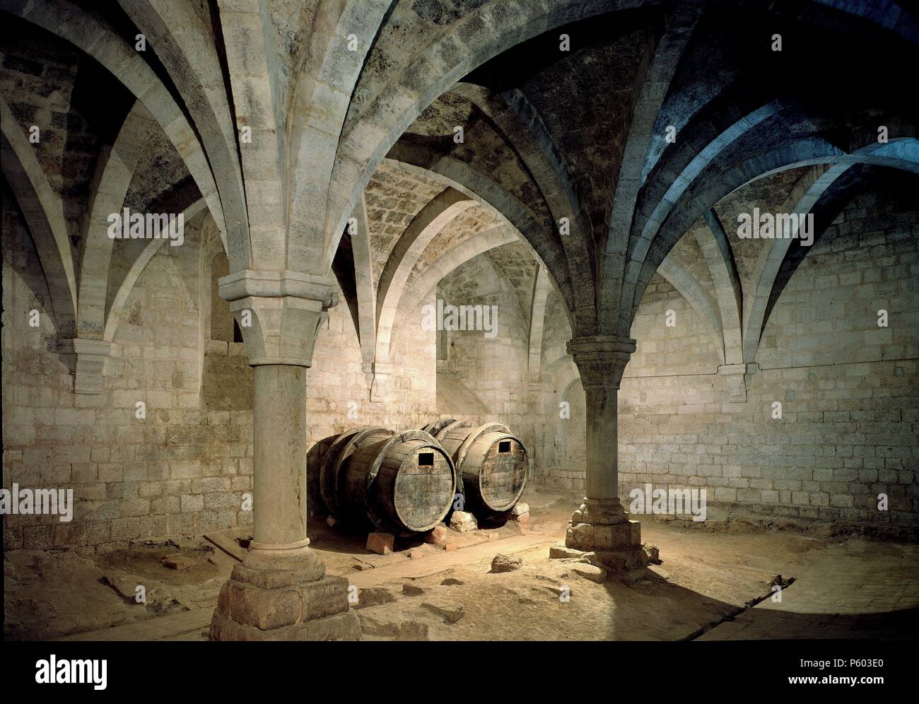 BODEGA del Monasterio de Santes Creus - SIGLO XII - TONELES PROCEDENTES DE LOS SIGLOS XVII y XVIII. Posizione: Santes Creus monastero, AIGUAMÚRCIA, TARRAGONA, Spagna. Foto Stock