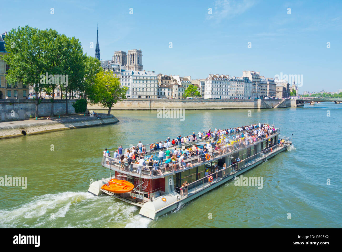 Bateaux Parisiens escursione in barca, davanti a Ile de la Cite e la Cattedrale di Notre Dame, Paris, Francia Foto Stock