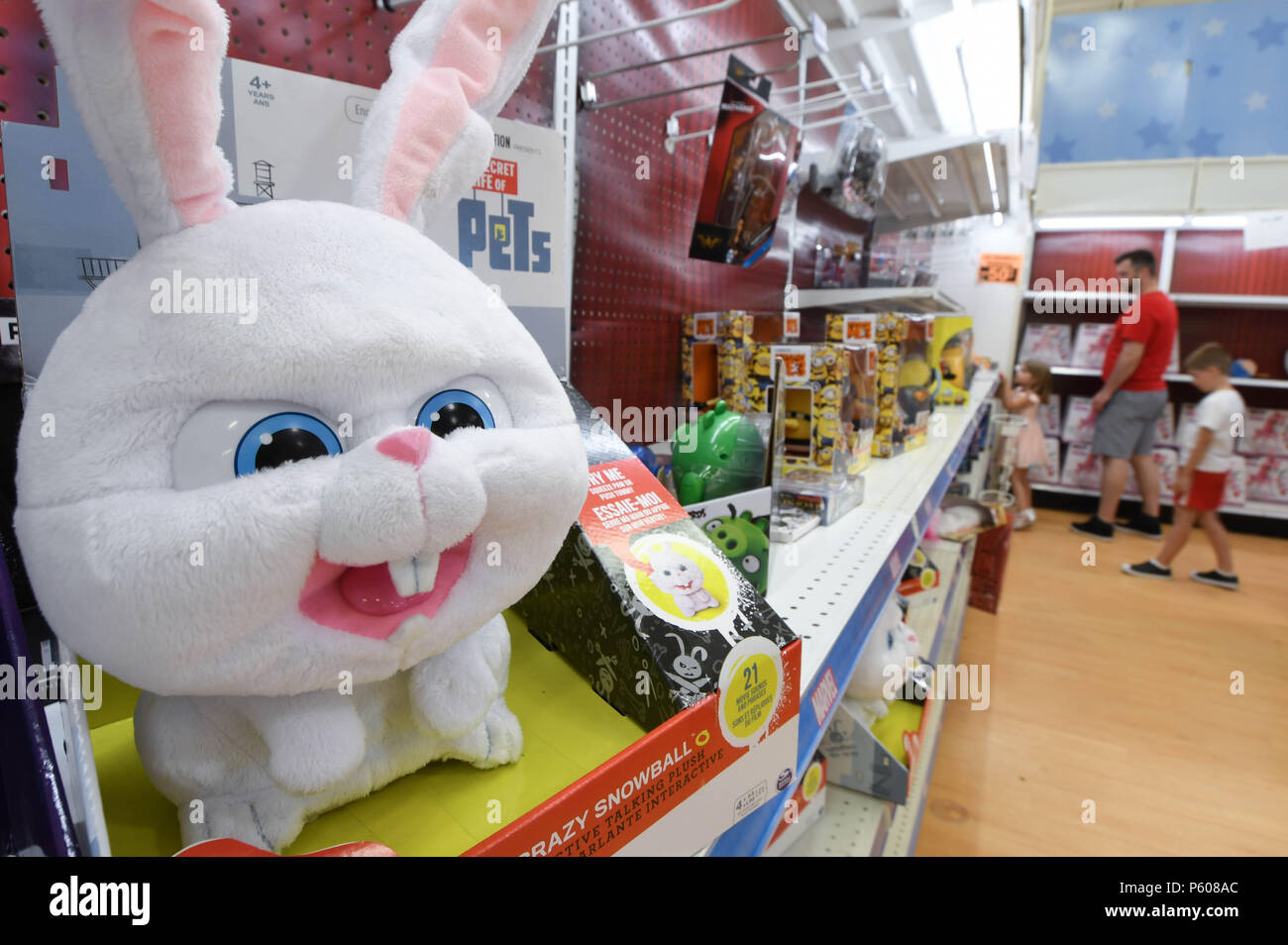 Negozio di persone per occasioni in una quasi vuoto Toys R Us store tre giorni prima della sua chiusura. Toys R Us ha annunciato la sua liquidazione il 15 marzo 2018. Foto Stock