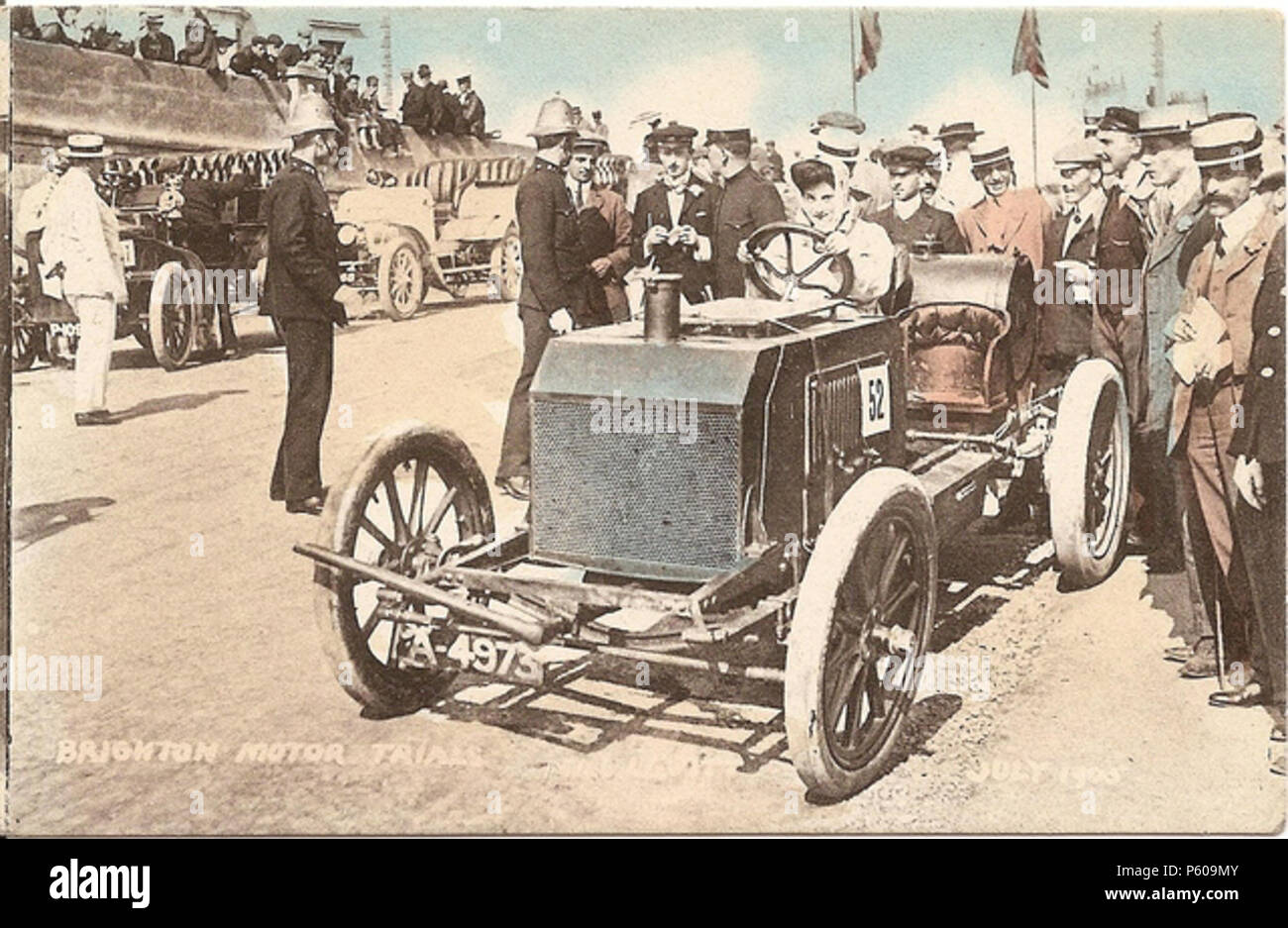 N/A. Inglese: colorati a mano immagine della cartolina di Dorothy Levitt guida un Napier a lui inaugurale di Brighton Speed Trial nel 1905. Autore sconosciuto. Image/cartolina è stata pubblicata nel Regno Unito oltre cento anni fa. Il 20 febbraio 2009 (secondo i dati EXIF). Sconosciuto 467 Dorothy Levitt guida un Napier a Brighton Luglio 1905 Foto Stock