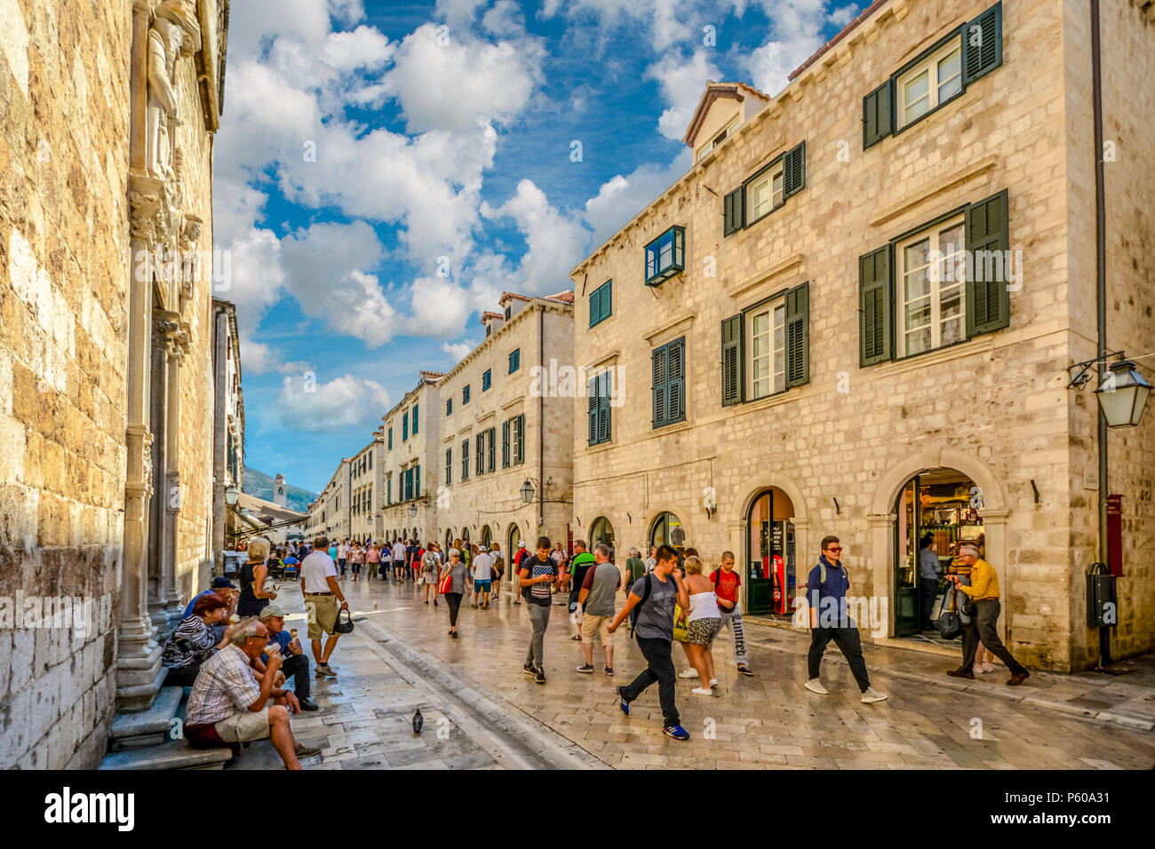 I turisti a piedi il stradun, Main Street nella storica città fortificata di Dubrovnik su di un soleggiato e caldo giorno sulla costa adriatica della Croazia Foto Stock