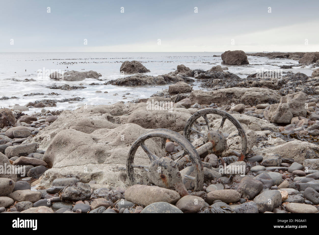 Ruote abbandonate sulla spiaggia di Chimica vicino a Seaham sulla contea di Durham costa che mostra le devastazioni di centinaia di anni dell'industria mineraria Foto Stock