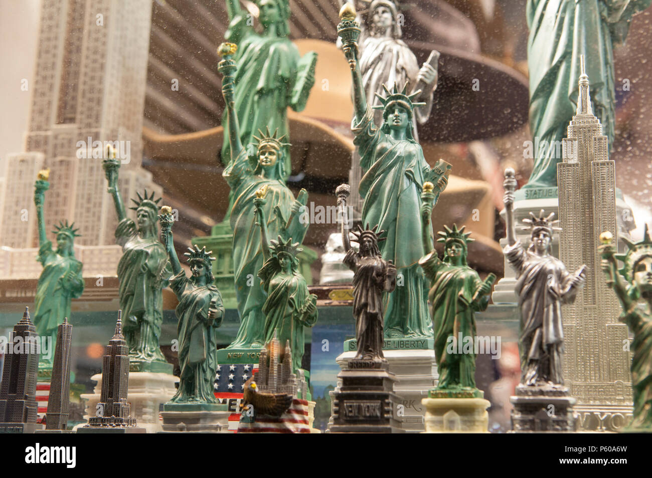 I modelli economici della Statua della Libertà in vendita per i turisti in una vetrina a Manhattan, New York City Foto Stock