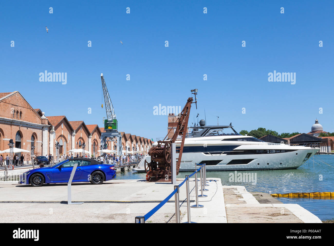 Cinquantesimo anniversario per Ferretti Yachts in Arsenale, Castello, Venezia, Italia con un 920 yacht Ferretti e Maserati Gran Cabriolet MC sul disp Foto Stock