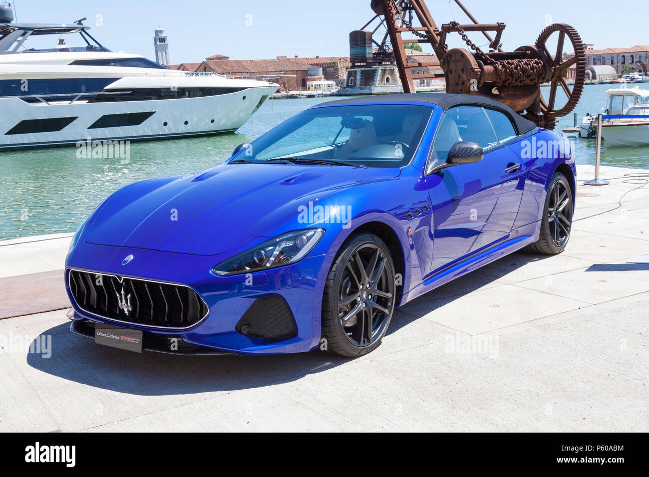 Maserati blu dell'automobile dell'automobile sportiva dell'automobile  immagini e fotografie stock ad alta risoluzione - Alamy