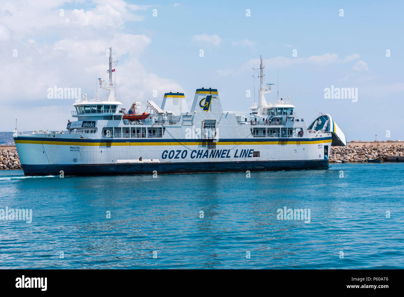 Canale di Gozo Line traghetto con la sua parte anteriore portiera del veicolo sollevato, arrivando a Mgarr harbour, Gozo, Malta Foto Stock