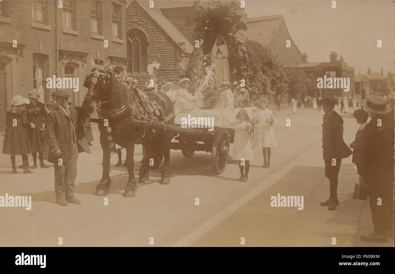 Vintage British fotografia di un Edwardian religiosa processione di flottazione. Posizione sconosciuta. Foto Stock
