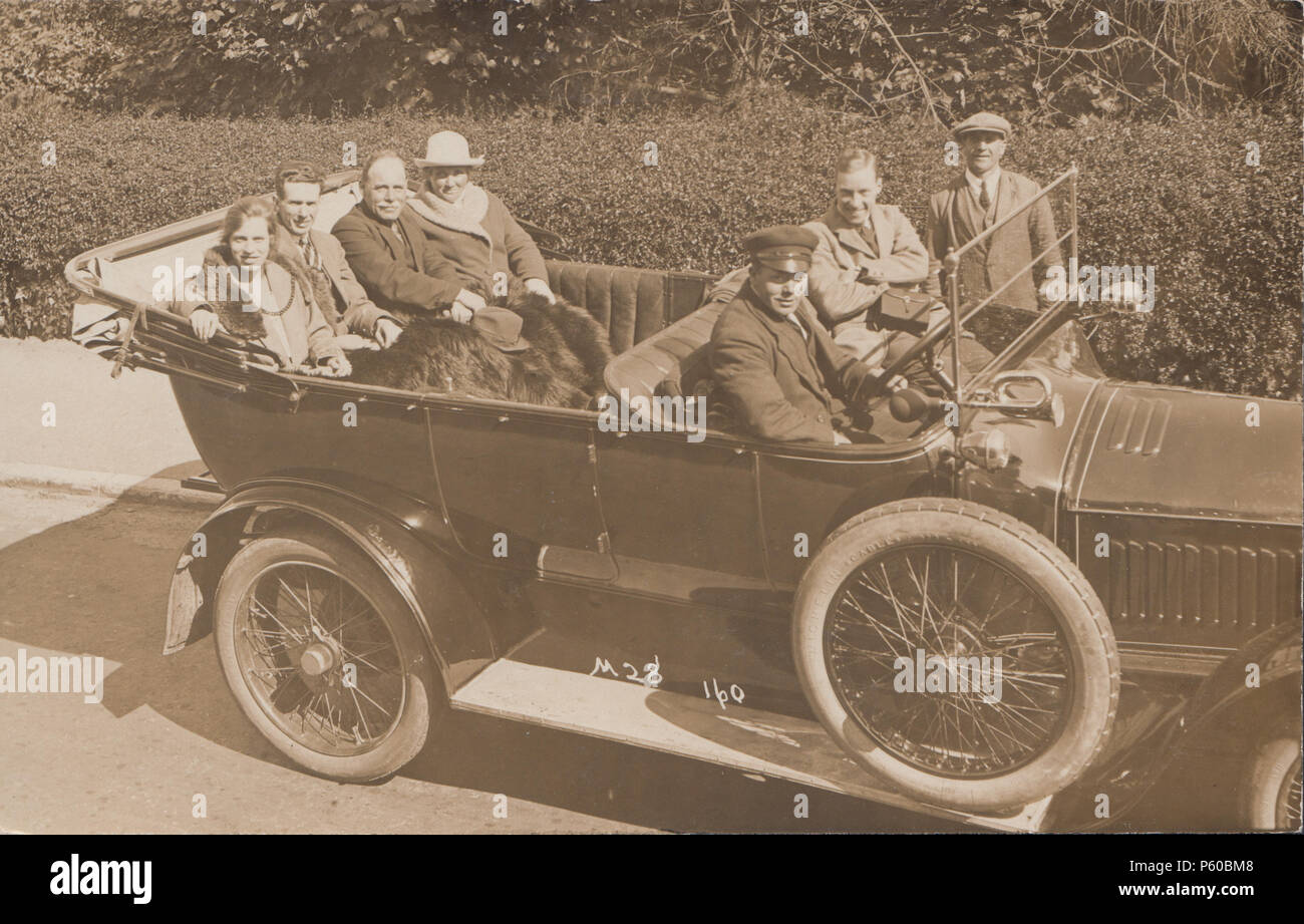Vintage fotografia di un autista e passeggeri in sella a un Vintage Automobile Foto Stock