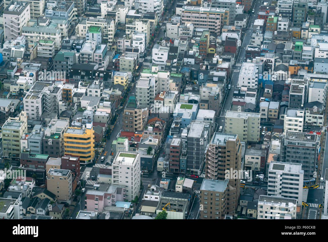 Vista aerea del densamente edificata isolati della città visto dall alto angolo prospettiva in Tokyo, Giappone Foto Stock