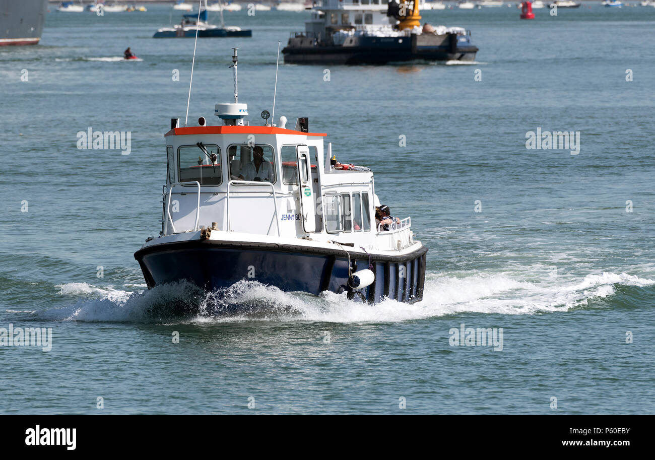 Southampton acqua, Southern England Regno Unito. 2018. Jenny blu il Hythe in città Quay piedi per i passeggeri dei traghetti nel porto di Southampton di attraversamento dell'acqua. Foto Stock