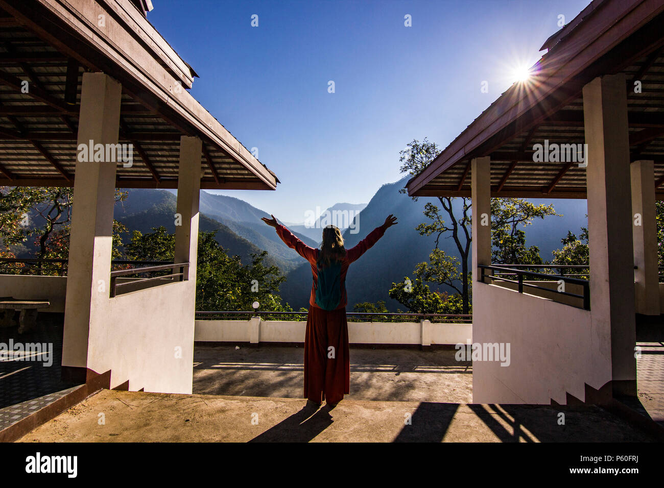 Ragazza in piedi sul punto di vista nelle montagne del nord della Thailandia Foto Stock