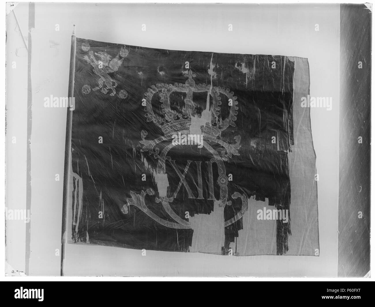 . Nota: per scopi documentali la descrizione originale è stato conservato. Correzioni fattuali e descrizioni alternative sono incoraggiati separatamente dalla descrizione originale. blodsfana - LRK 16995. Johan III:s blodsfana. Svenska: Tvåtungad duk av röd enkel sidentaft, sydd av två horisontella våder. Dekor: målad lika på båda sidor: IR, kungliga initialer inom en lagerkrans nedtill hopknutna med en rosett med nedhängande tofsprydda band. Över detta en sluten krona. Högst upp ett språkband med inskriften: 'DEVS protettore. NOSTER.". Allt målat i rött och guld. Dukens målade particol 1110 mm Foto Stock