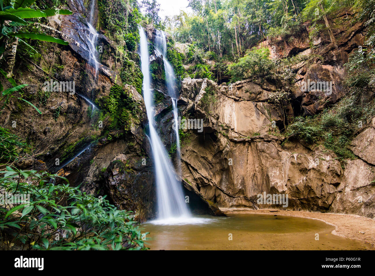 Cascata nella giungla della Thailandia Foto Stock