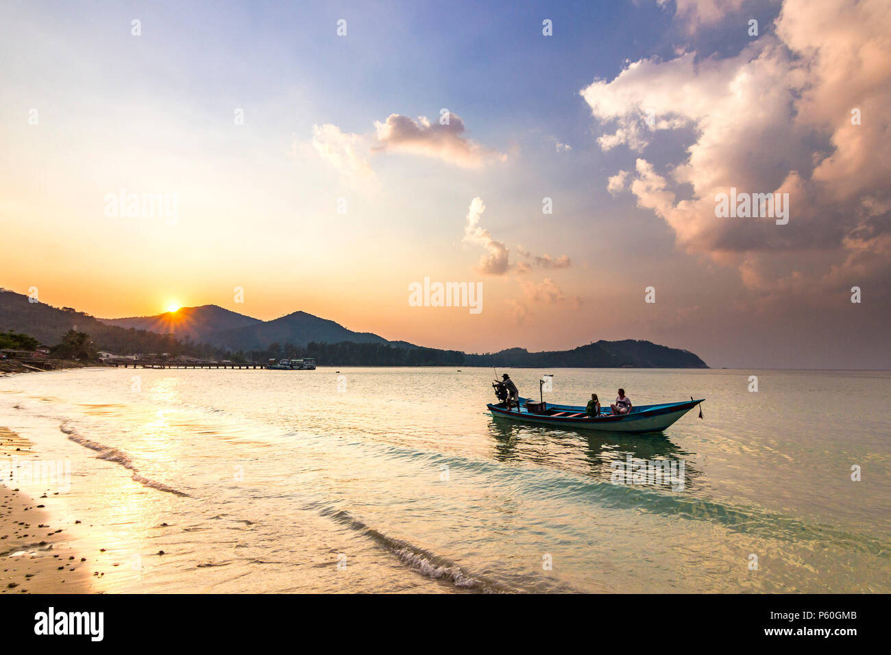Oceano Mare con palme e barca in acqua al tramonto in Phangan island Foto Stock
