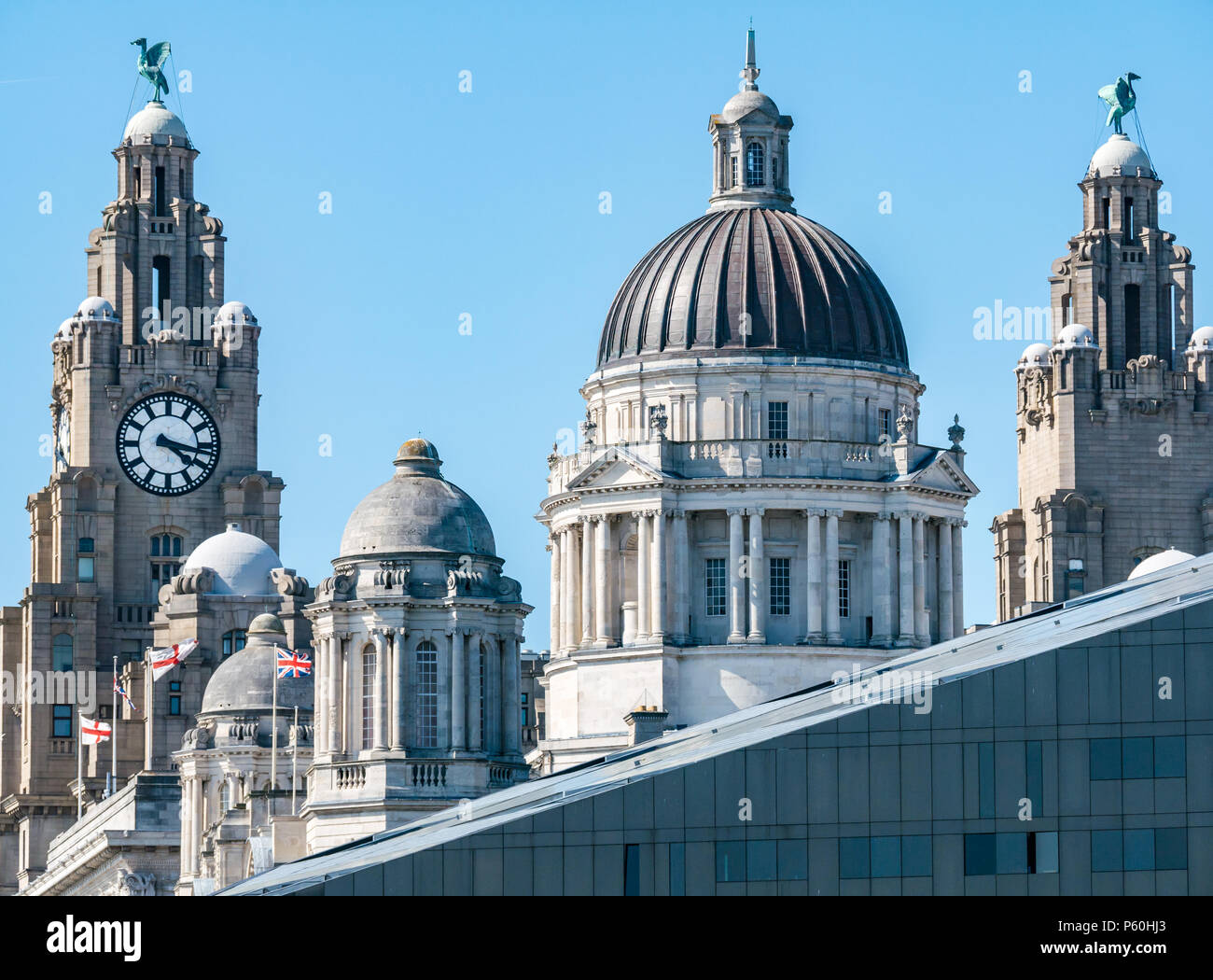 Vista dello skyline delle torri delle tre grazie, edificio Royal Liver, edificio Cunard e edificio del Porto di Liverpool, Pier Head, Liverpool, Inghilterra, Regno Unito Foto Stock