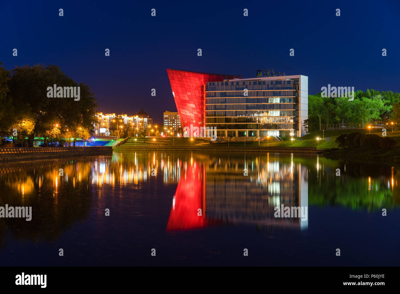 Minsk, Bielorussia - 8 Maggio 2018: ufficio moderno edificio a forma di come un cristallo rosso. Lo sviluppo della Banca sede in centro di Minsk Foto Stock