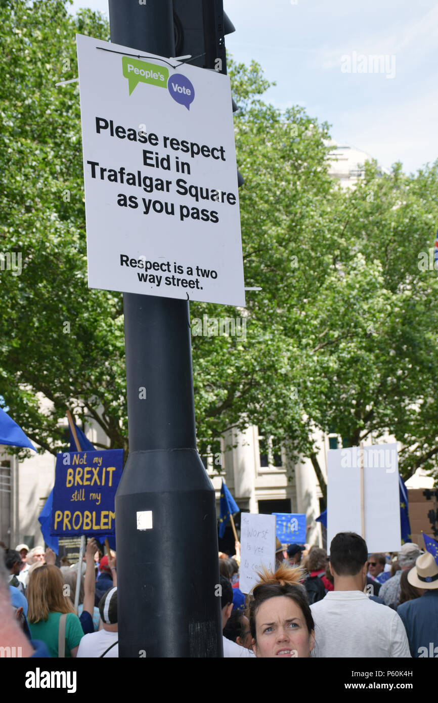 Anti Brexit demo, Londra 23 giugno 2018 UK. Campagna per un voto popolare sul finale Brexit trattativa. Marzo passando le celebrazioni Eid in Trafalgar Squar Foto Stock