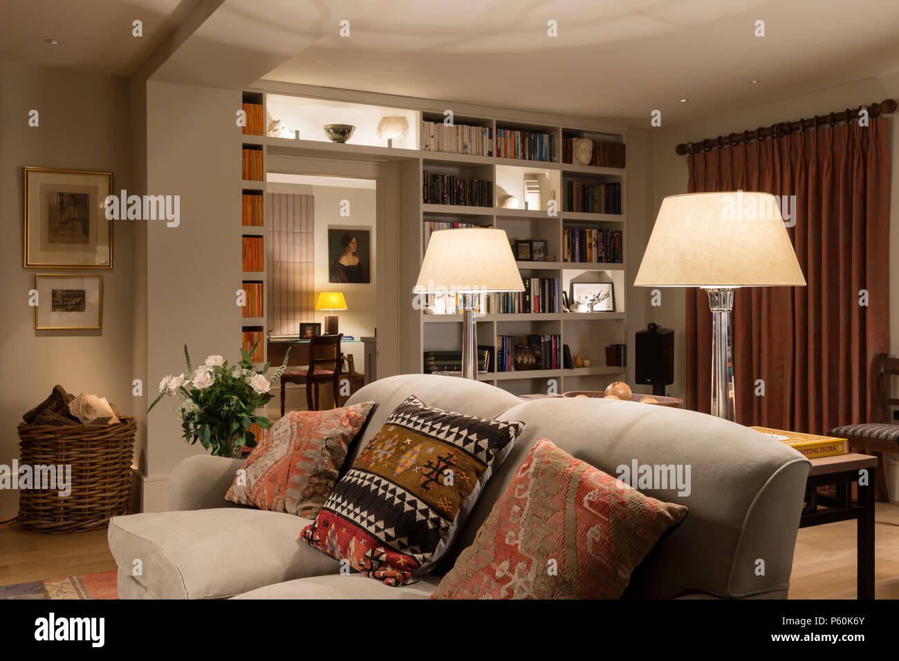 Lampade corrispondenti in stile country living room Foto Stock
