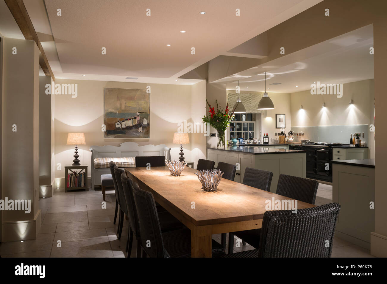 Moderna sala da pranzo e la cucina di notte Foto stock - Alamy