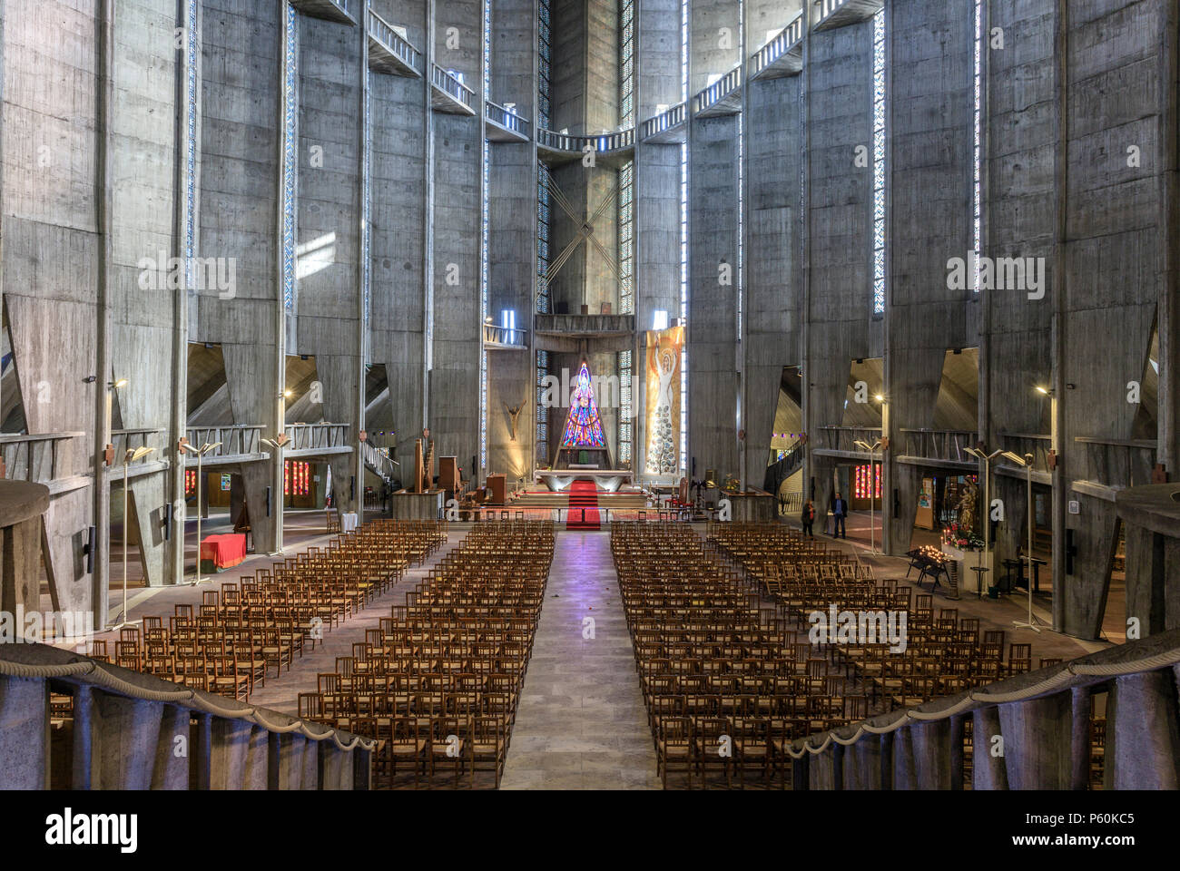 Francia, Charente Maritime, Saintonge, Cote de Beaute, Royan, alla chiesa di Notre Dame datata del xx secolo, opera degli architetti Gillet e Hebrard, centrale Foto Stock