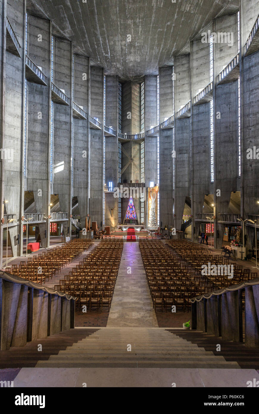 Francia, Charente Maritime, Saintonge, Cote de Beaute, Royan, alla chiesa di Notre Dame datata del xx secolo, opera degli architetti Gillet e Hebrard, centrale Foto Stock