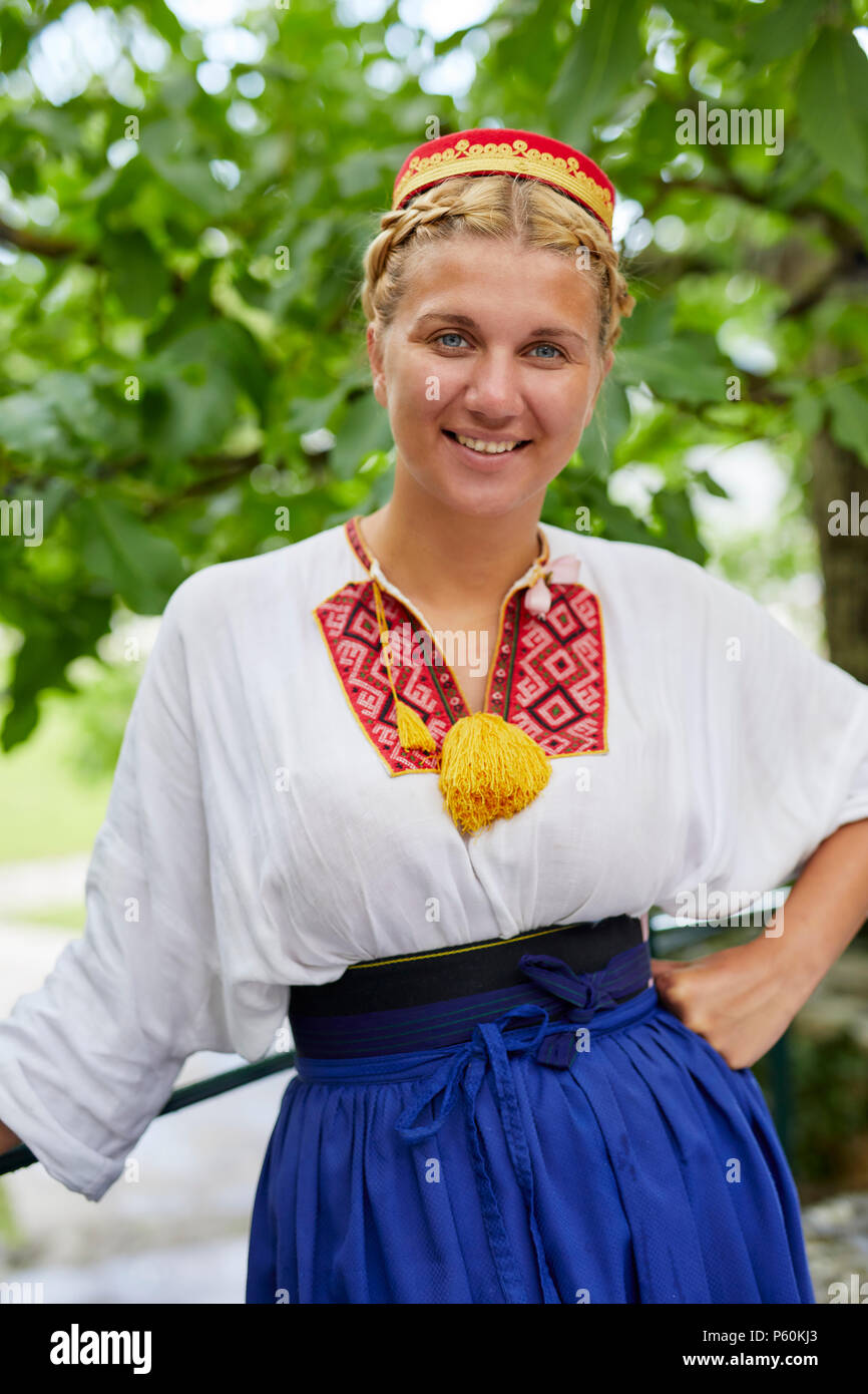 Attraente croato donna che indossa abiti tradizionali Foto Stock