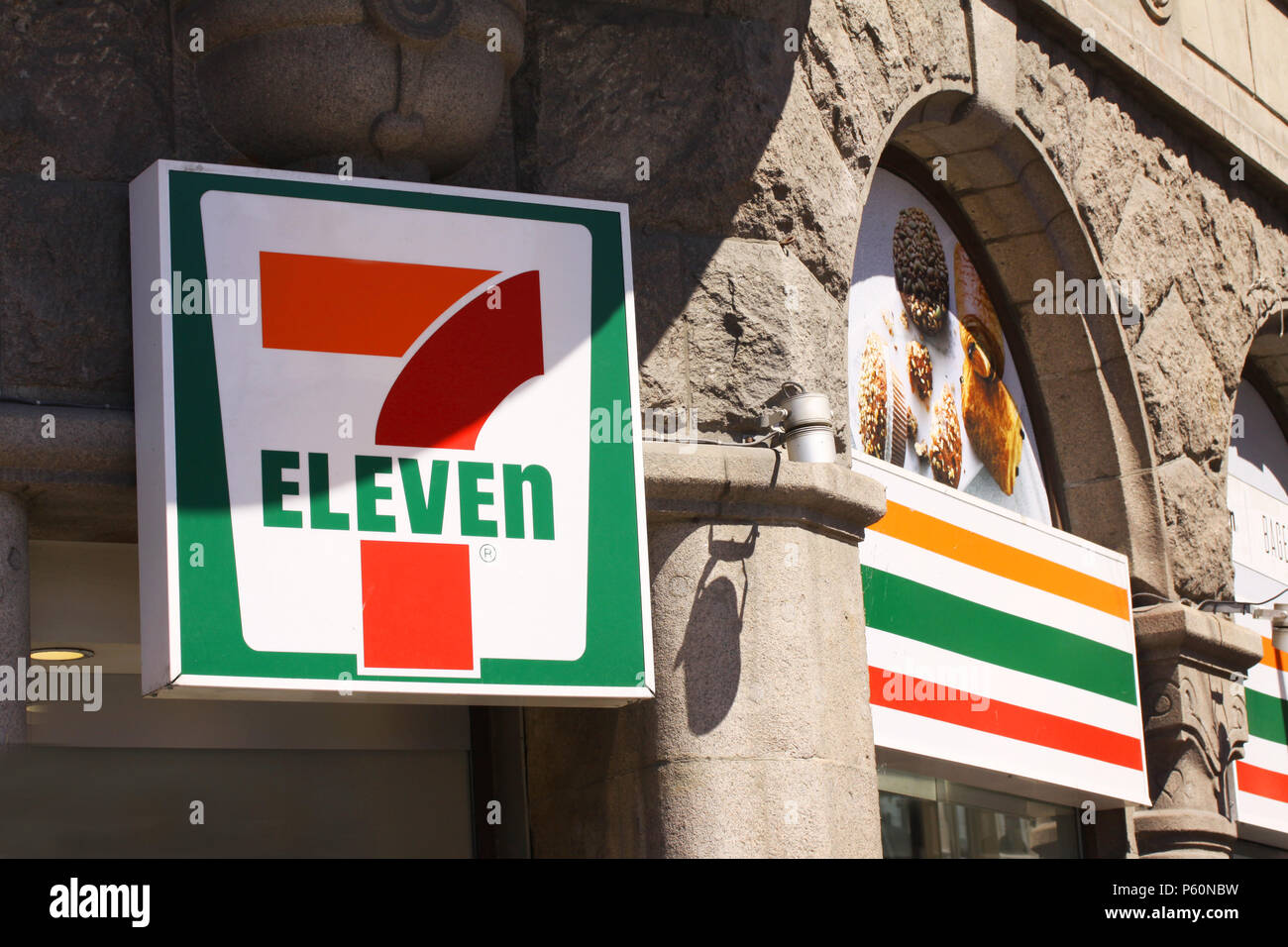 Copenhagen, Danimarca - 26 Giugno 2018: 7 undici logo segno su una parete. 7-Eleven è una catena internazionale di grandi magazzini che opera principalmente come Foto Stock