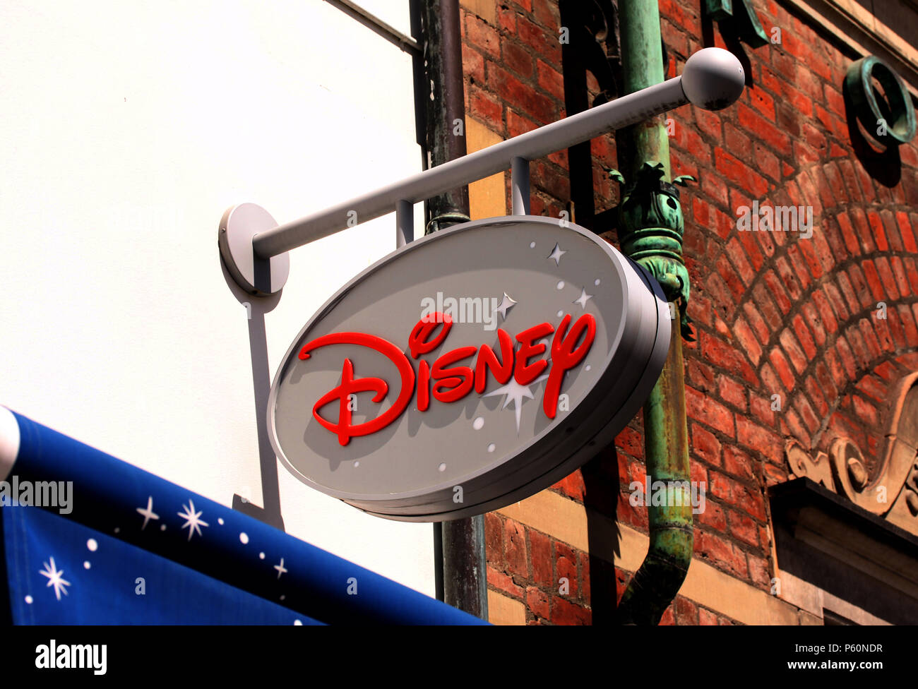Copenhagen, Danimarca - 26 Giugno 2018: il logo Disney sul pannello di accesso all'esterno del Disney store Foto Stock