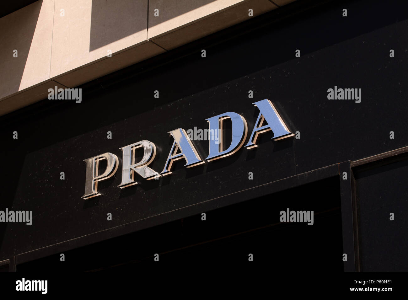 Copenhagen, Danimarca - 26 Giugno 2018: Prada logo sulla parte anteriore  store nella strada dello shopping. Prada è un famoso marchio di moda  fondata in Italia Foto stock - Alamy