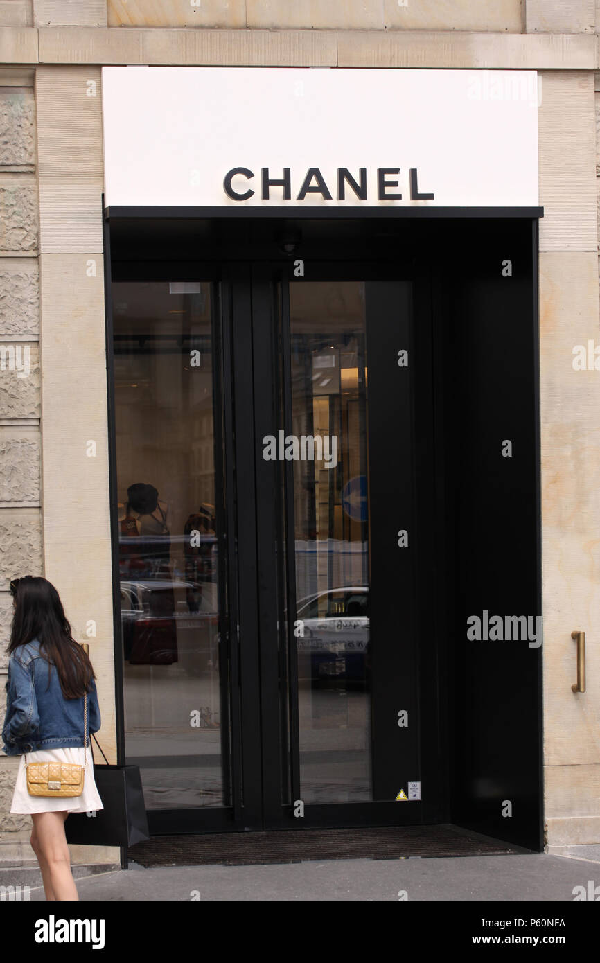 Copenhagen, Danimarca - 26 Giugno 2018: Chanel logo del marchio nella parte anteriore di Chanel boutique store Foto Stock