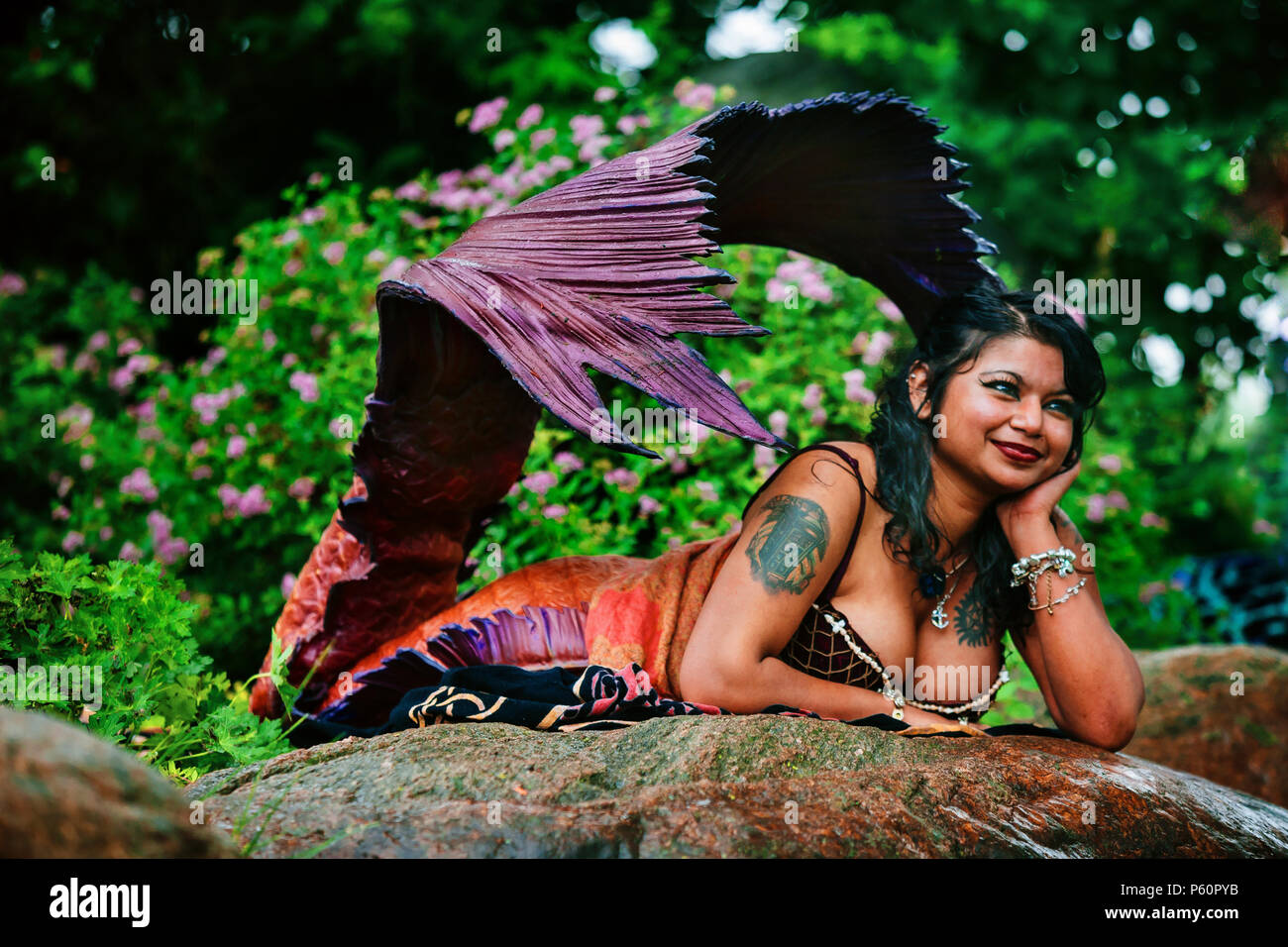 Una fiera rinascimentale attore mermaid raffigura il suo carattere ludico mentre Foto Stock
