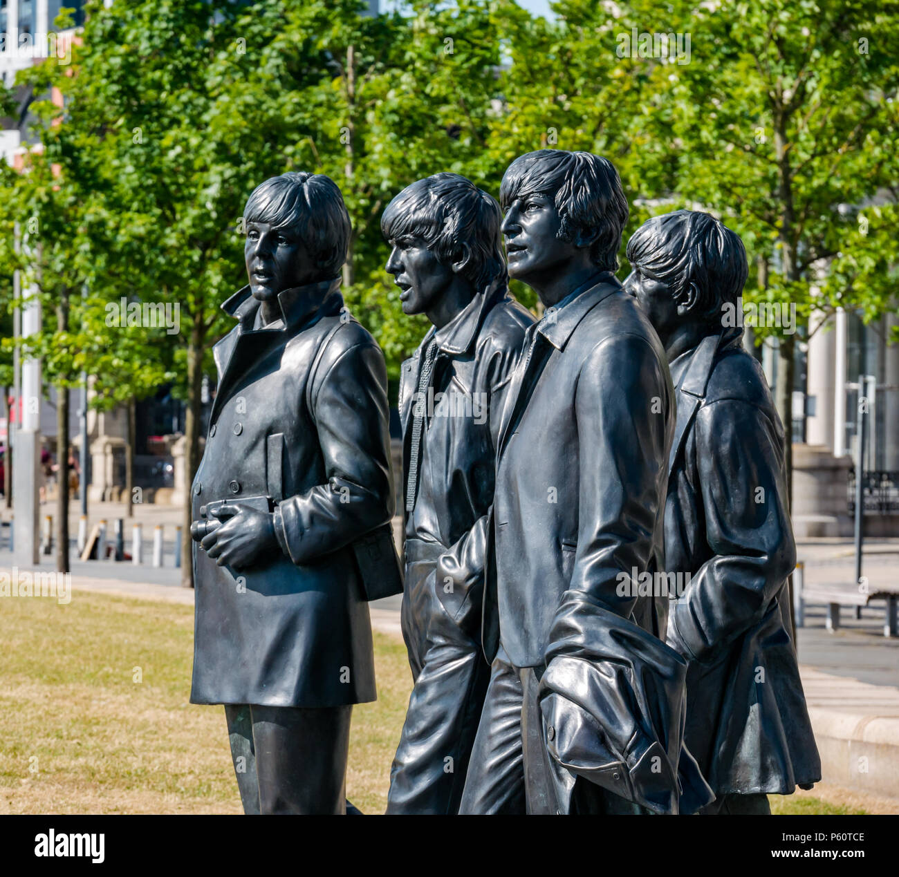 Beatles pop band statua, donati da Cavern Club, progettata dallo scultore Andrea Edwards, Pier Head, Liverpool, England, Regno Unito Foto Stock